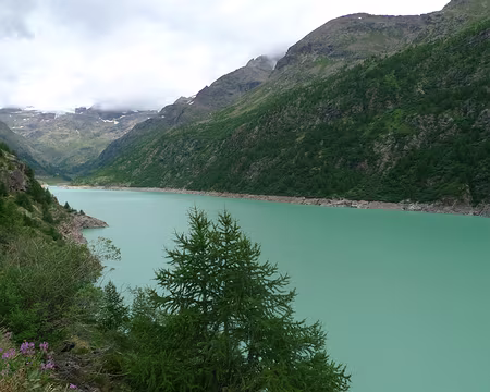 024 Le lac de Place-Moulin s'étend sur plus de 4 km.