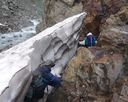 028 En haut de la combe, il faut se frayer le passage entre les névés, la roche...
