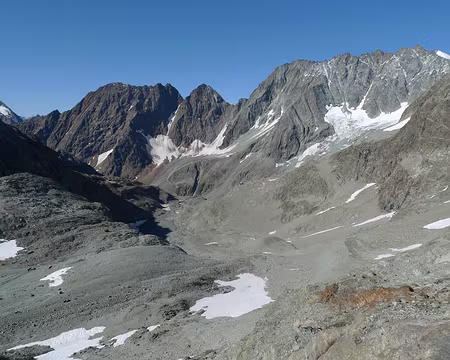 032 4ème jour. Le ciel s'est dégagé. Vue du refuge sur le chemin de montée de la veille.