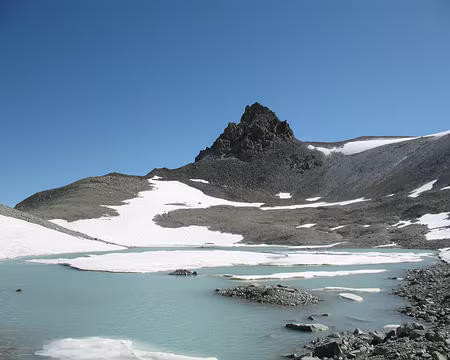 034 Lac partiellement gelé, au col Collon.