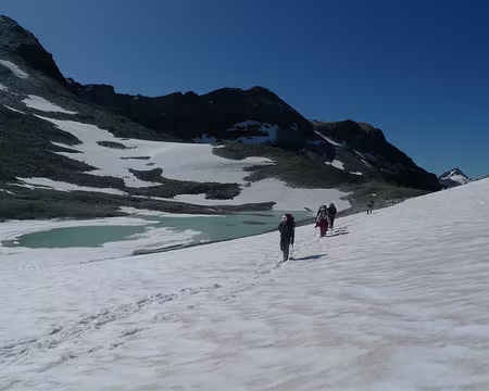 035 Lac partiellement gelé, au col Collon.