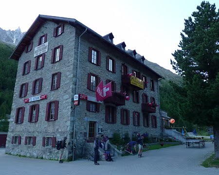 048 5ème jour. Au petit matin, en sortant de notre hôtel.