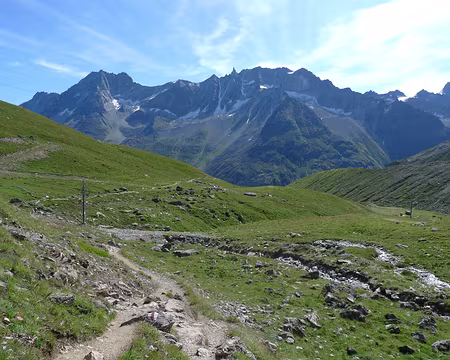 050 Dans la Montagne d'Arolla. Au centre, au niveau de la crête, l'Aiguille de la Tsa.