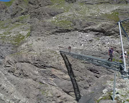 058 Passerelle au-dessus du torrent alimentant...