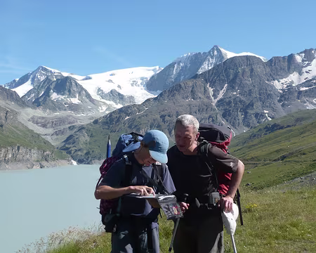 062 Où est notre hébergement ? Derrière nous, le Pigne d'Arolla (à gauche) et le Mont Blanc de Cheilon (à droite).