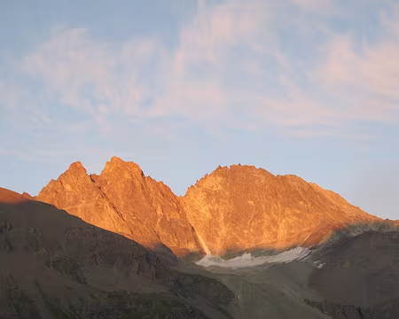 066 Les mêmes Aiguilles, au levé du jour.