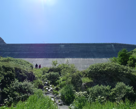 072 Au pied du barrage.