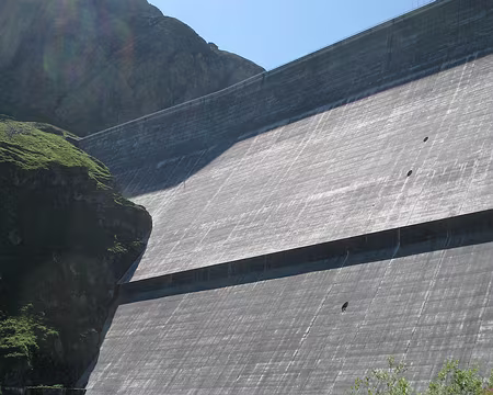073 A mi-hauteur du barrage. Tout en haut à droite, deux petites silhouettes (pour donner l'échelle...). Le barrage de la Grande Dixence est le plus haut...