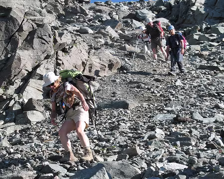 086 Raccourci (non officiel) par une descente de pierrier.
