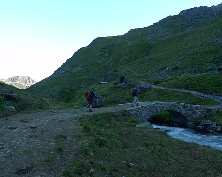 090 Passage au-dessus du torrent alimentant...