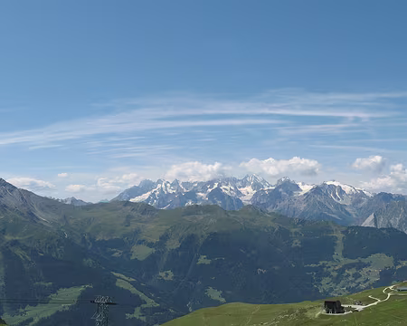 105 Panorama depuis la cabane de Mont-Fort. Au fond, le Mont Blanc (le vrai, le nôtre !) a la tête dans les nuages.
