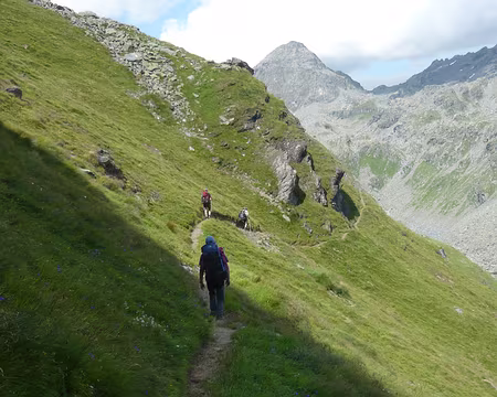 112 Nous basculons dans la combe de Louvie.