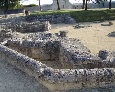 028 Les restes de la chapelle du château