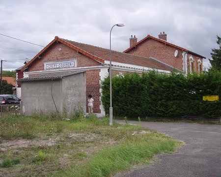 047 L'improbable gare de Crépy Couvron.