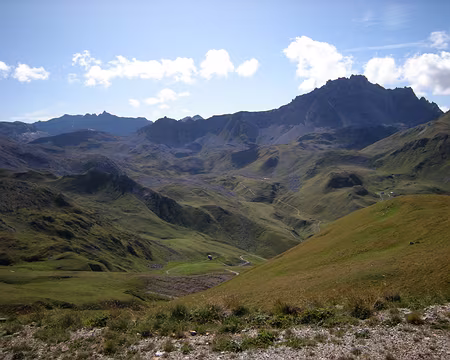 DSCN0501 Vue sur l'aiguille du Fruit et le vallon où nous camperons