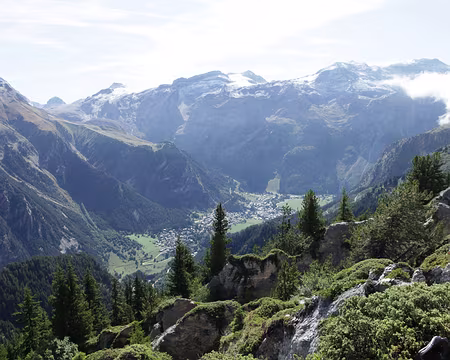 IMG_0400 Derrière Pralognan de gauche à doite : au loin, les Pointes de Pierre Brune (3196m). A gauche, la Pointe de la Réchasse (3212m). Au centre la Pointe du Dard...