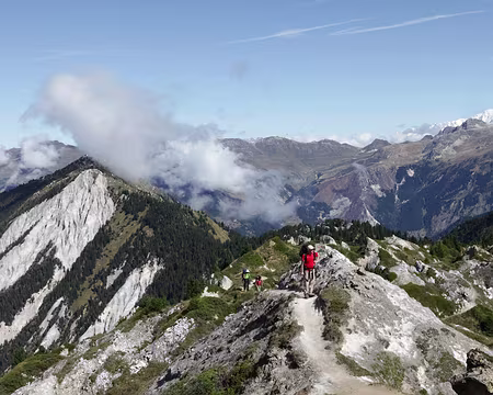 IMG_0413 Cheminement sur la crête du Mont Charvet. Le Mont Blanc à doite.