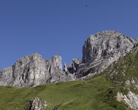 IMG_0454 Les mêmes dents de la Portetta vues d'un peu plus loin, près de trois heures plus tard.