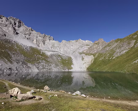 IMG_0568 Lac Merlet Supérieur, l'Aiguille du Fruit à gauche (3048m), et la crête de Chanrossa à droite