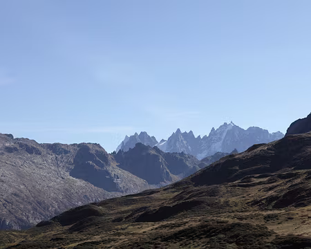 IMG_1540 Au fond, de gauche à droite, l'Aiguille des Grand Charmoz (3445m), l'Aiguille de Blaitière (3522m) et l'Aiguille du Plan (3673m)