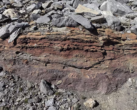 IMG_1991 Premiers dépots sédimentaires (trias) sur le socle cristallin érodé (surface de la pénéplaine anté-triasique)