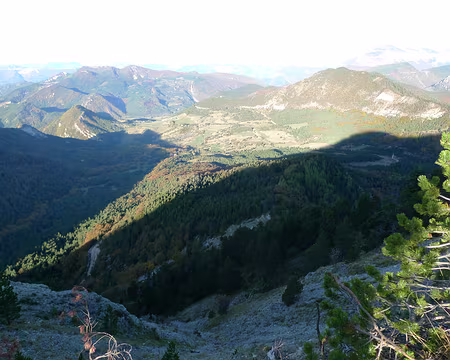 04 Le soleil, encore bas sur l'horizon en ce matin automnal, projette à grande distance les ombres des sommets.