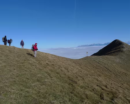 54 Montée au Jocou, au dessus de la mer de nuages.