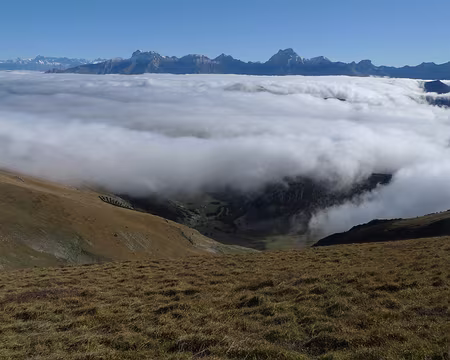 55 Vue spectaculaire au-dessus et au-dessous d'une couverture nuageuse de quelques centaines de mètres d'épaisseur.