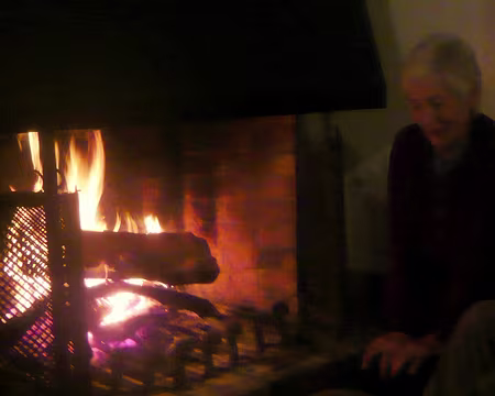 PXL064 Au gîte d'Amirat, Yvette au coin du feu