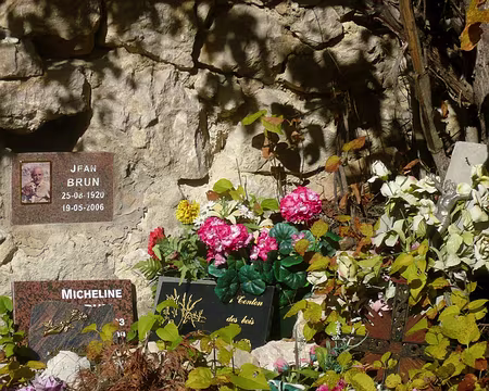PXL095 Le petit cimetière d'Ourges, village abandonné