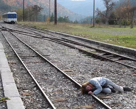 118 Hélène guettant l'arrivée du train