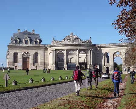 PXL011 Devant les écuries du château.