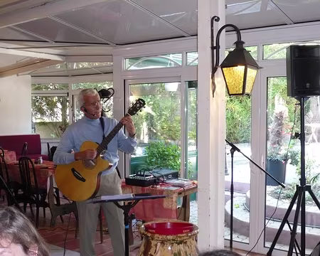 PXL017 Heureusement Jean, s'est transformé en chanteur de charme pour nous faire patienter.