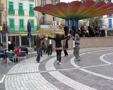 DSCN0985 Sardane sur la place principale de Banyuls.