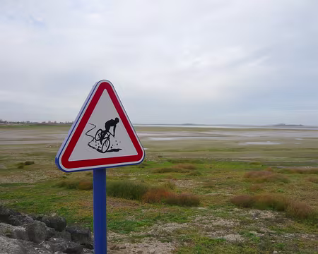 PXL003 Malgré cet inquiétant panneau, c'est un pays propice au vélo.