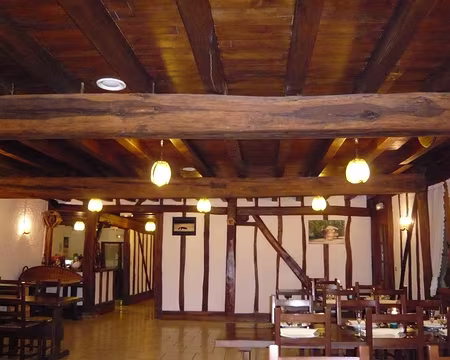 PXL018 La ferme-auberge est dans une vieille maison à pans de bois.