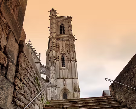 PXL049 Retour vers la Collegiale.....un peu maquillée certes !