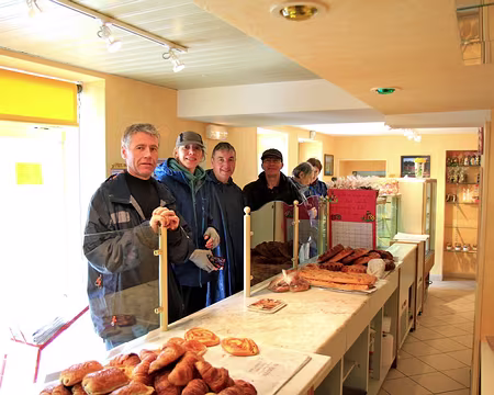 PXL111 Ce bon boulanger qui nous a vendu du....vin !