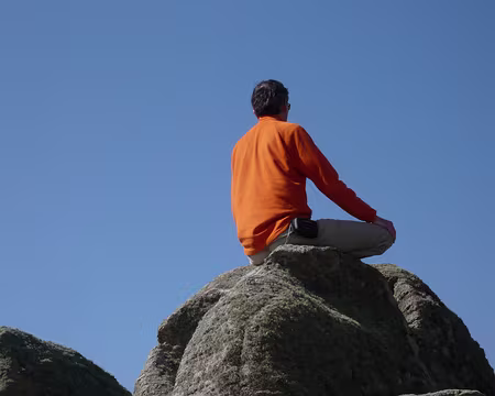 PXL032 Tout le groupe guette : va-t-il entrer en lévitation ?