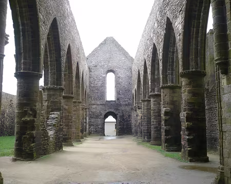 P1060013 L'abbaye de la pointe de Saint-Matthieu