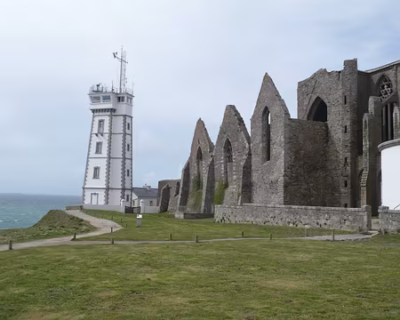 P1060032 Le phare et l'abbaye de la pointe de Saint-Matthieu