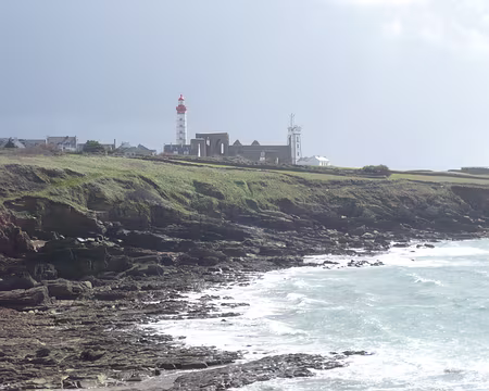 P1060046 Quittant plus vite que l'averse l'ancienne abbaye de Saint-Matthieu