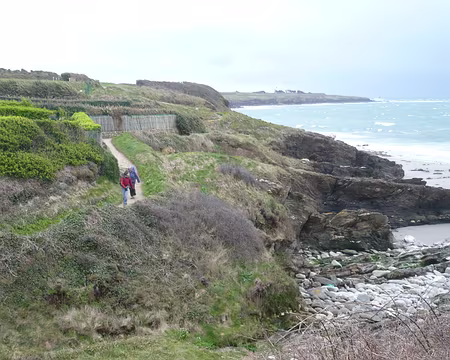 P1060055 Les retardataires se dépêchent pour arriver avant la pluie...