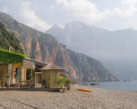 la plage de Bussaglia la plage de Bussaglia et le Capu d'Ortu