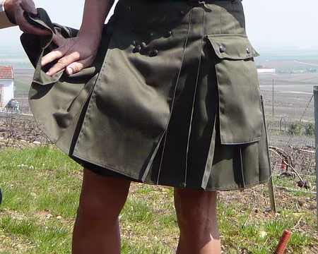 PXL005 Et se demande ce qu'il y a sous les jupes des écossais