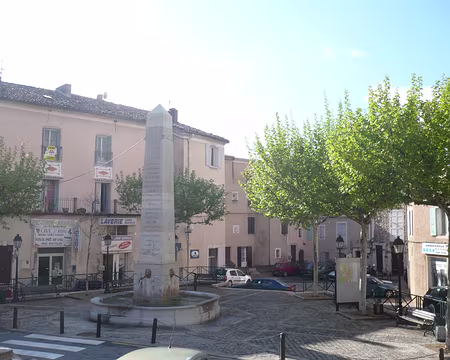 PXL002 Charmante petite place du centre de Sisteron