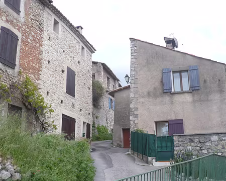 PXL044 Une petite ruelle de Courbons