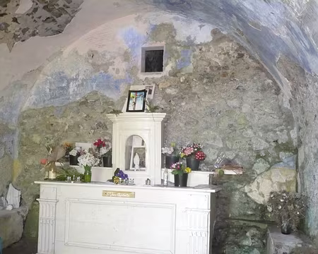 PXL055 Quelques minutes de recueillement avant de repartir