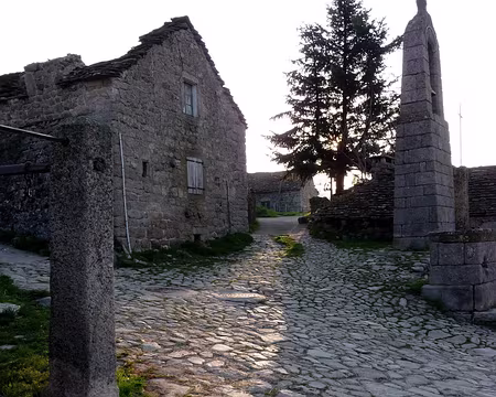 PXL057 Le hameau La Fage - Au petit matin
