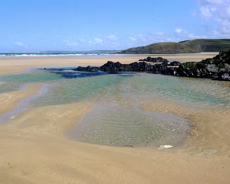 PXL055 Au loin, on apperçoit les tas de pois